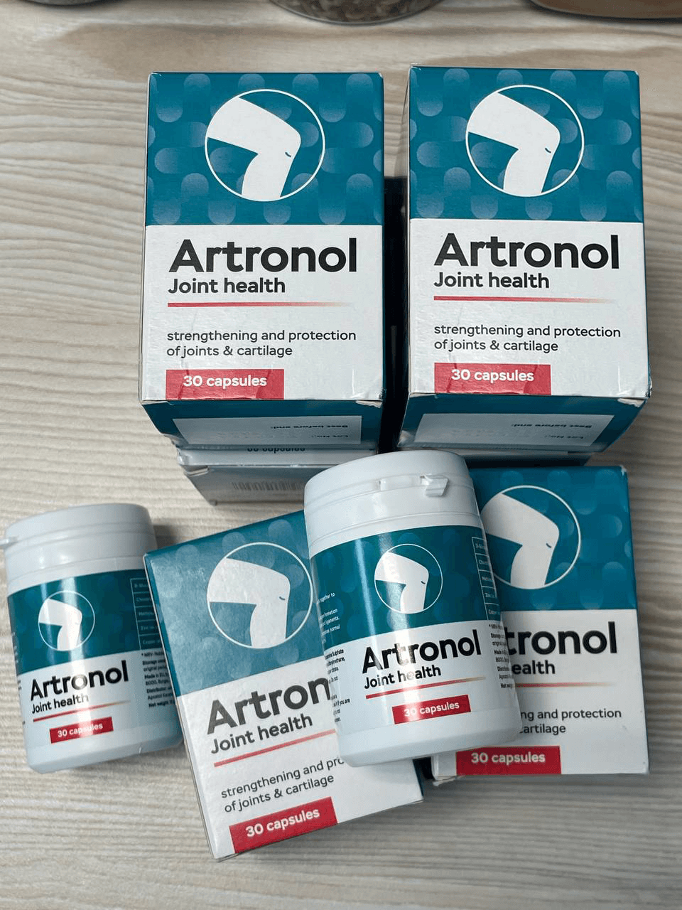 Envases y botes de Artronol vistos desde arriba