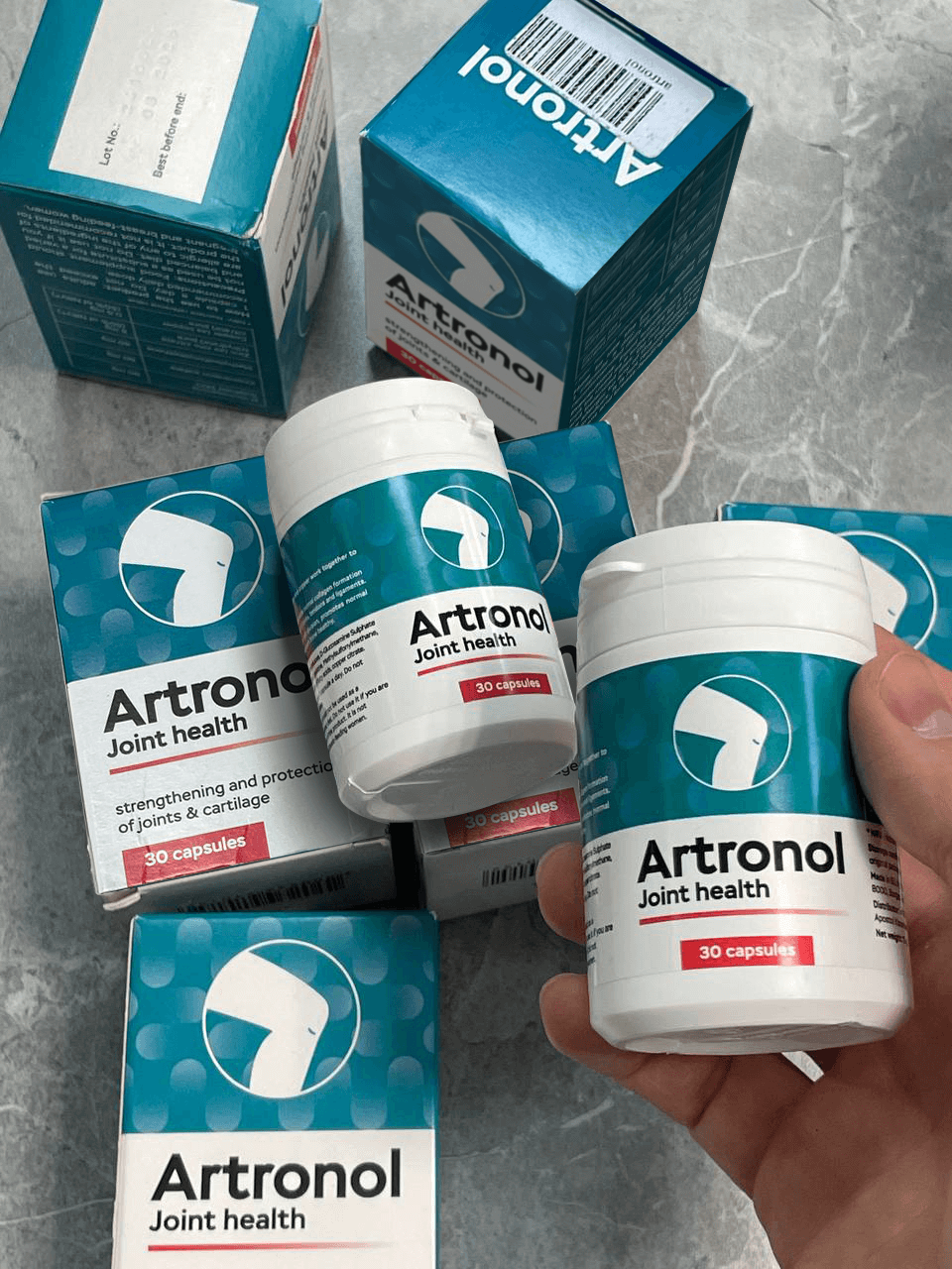 Persona sujetando un bote de Artronol